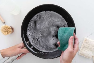 Как да Почиствате Съдове с Незалепващо Покритие: Съвети и Техники