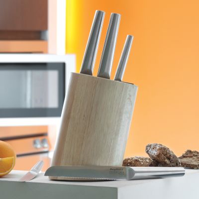 Комплект ножове 6ч на дървена стойка Essetials