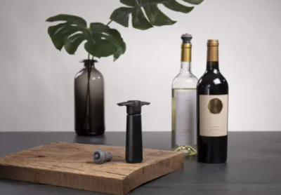 VacuVin комплект помпа за вакуум+2 тапи кутия black