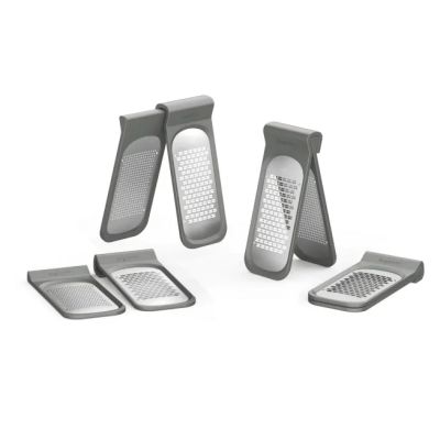 Комплект кухненски рендета Leo – включва стойка и четири взаимозаменяеми остриета от неръждаема стомана за фино, едро, лентово и резачно настъргване.