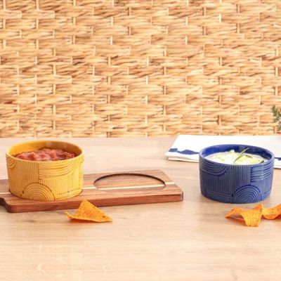 alt="Комплект за сервиране – ордевиера със 2 керамични купички и дървена подложка"